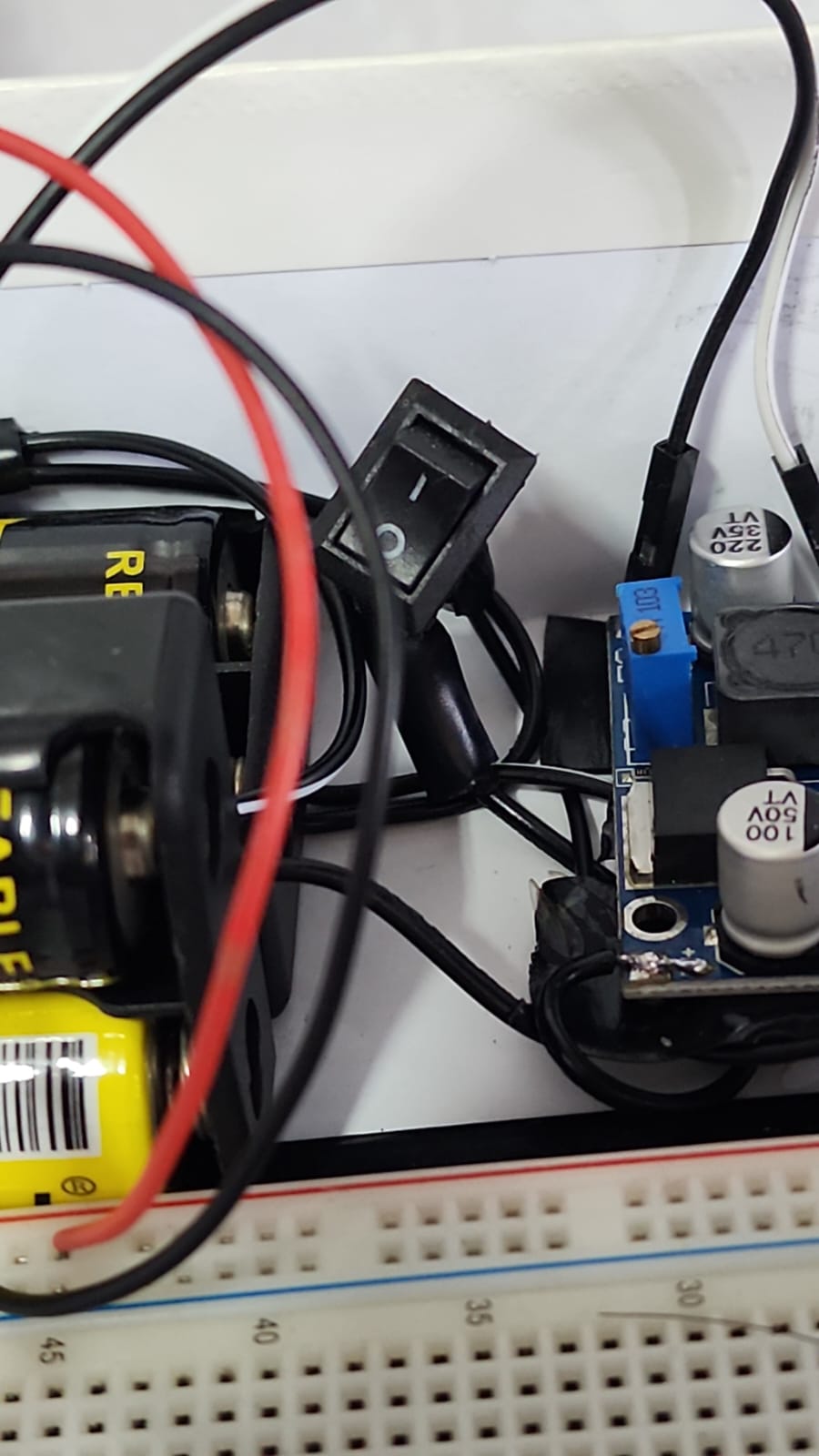 Regulador de voltaje en protoboard